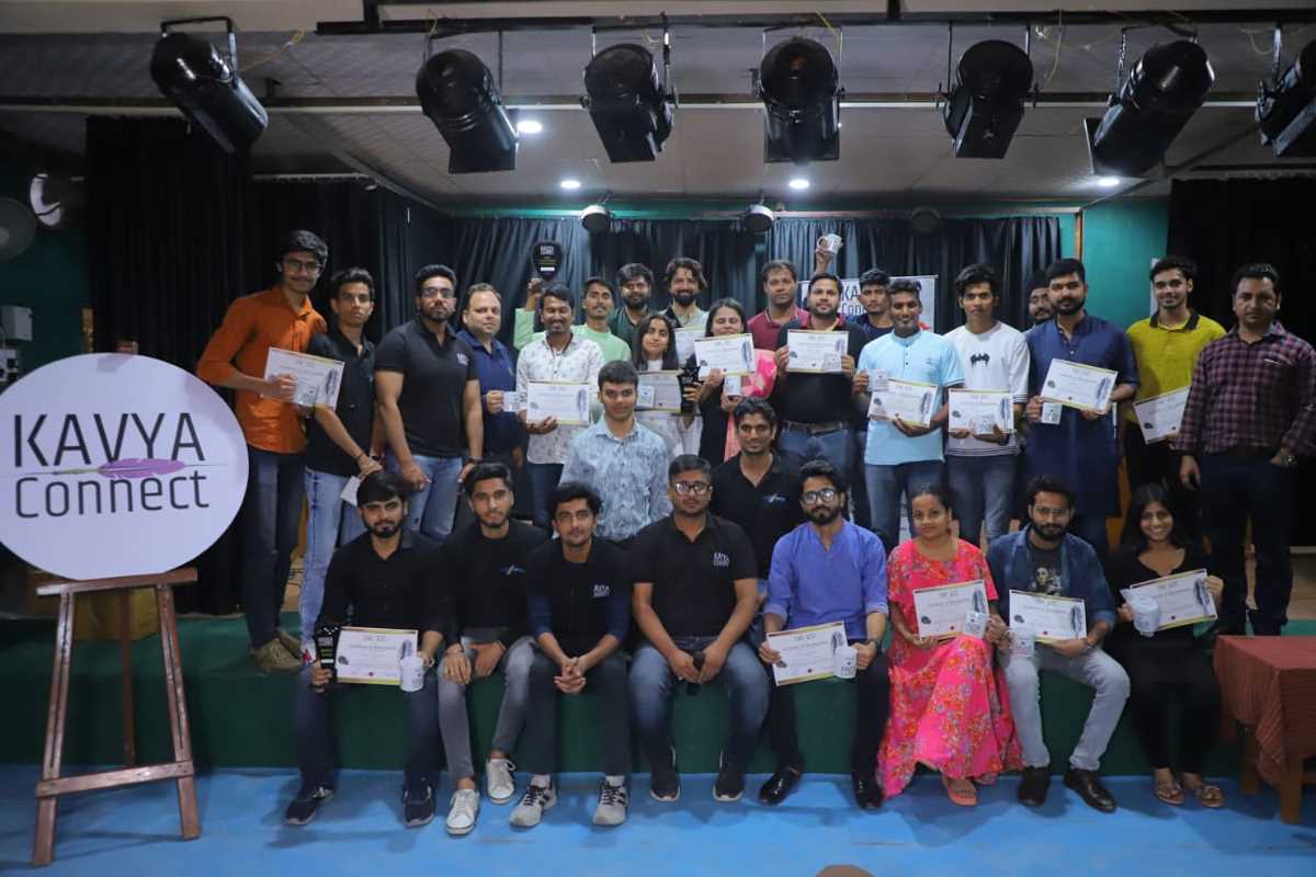 ग्रेटर नोएडा : काव्य कनेक्ट ने नई प्रतिभाओं को दिया मंच